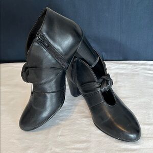Black Leather Heeled ankle booties David Tate Leather Shoe tied knot detail